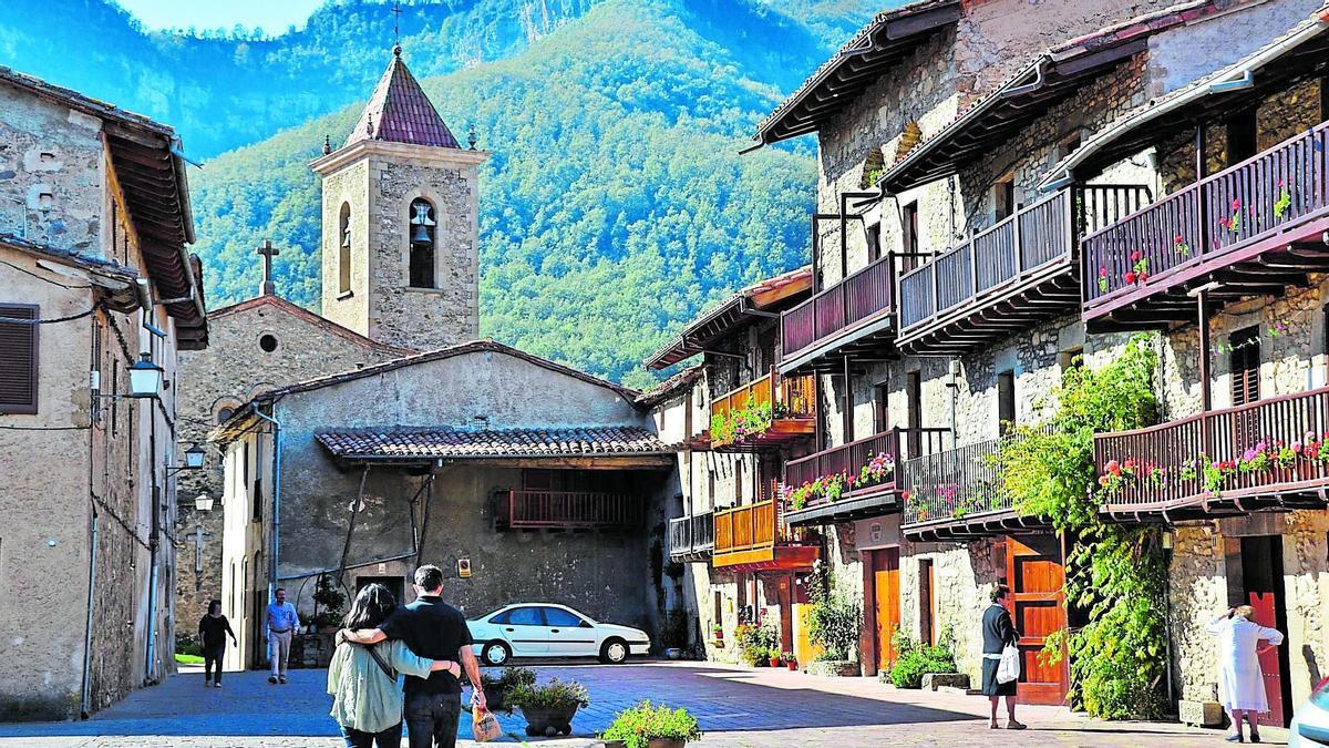 El carrer de Teixera, als Hostalets d’en Bas, és una de les imatges més reconeixibles d’un dels vuit nuclis que formen part del municipi.