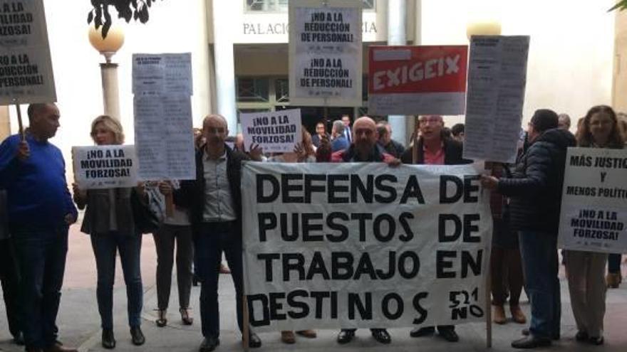 Los funcionarios de Benalúa también sacaron las pancartas ayer.