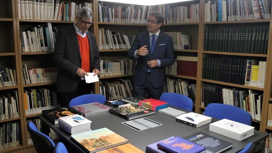 Jesús Pacheco (d) inauguró ayer la nueva biblioteca.