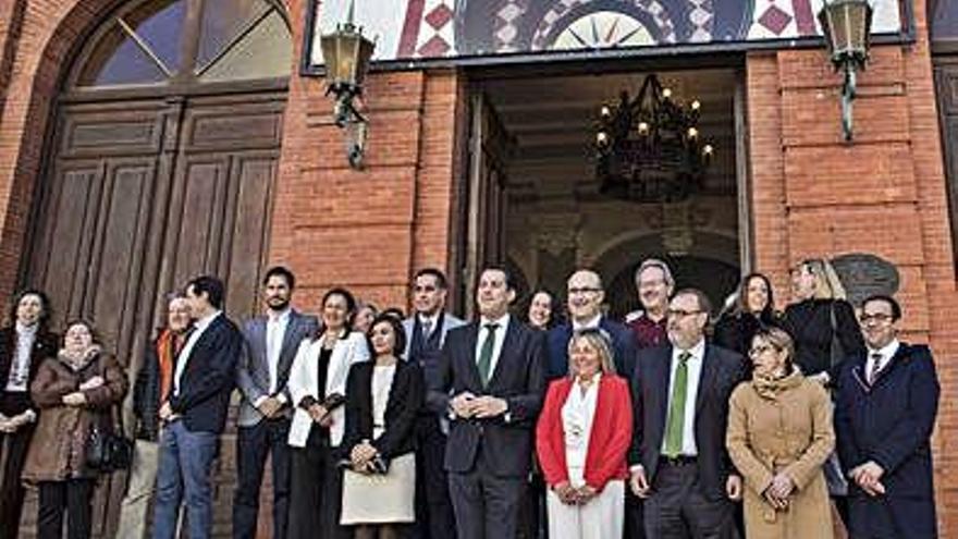 La directora del centro, Transi Martín (con chaqueta roja), escoltada por Alberto Castro y Fernando Rey y rodeada por autoridades políticas y educativas.