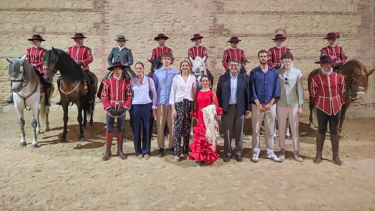 La infanta Cristina y sus hijos junto al presidente de Córdoba Ecuestre, Rafael Blanco, y los integrantes del espectáculo ecuestre de Caballerizas.