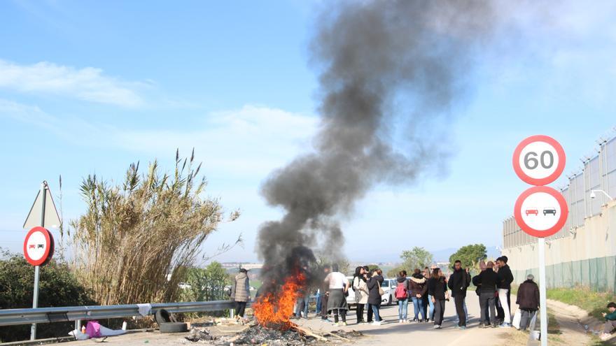 Foguera que bloqueja l'entrada a Quatre Camins i Joves