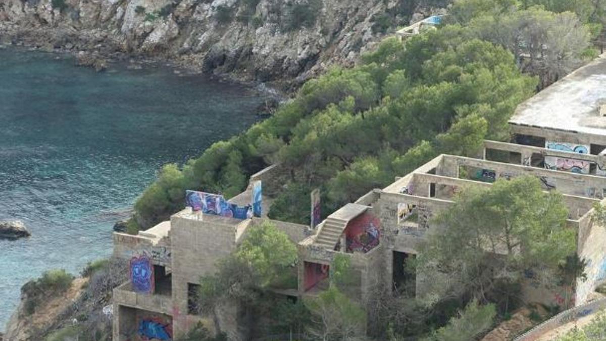 Las ruinas pendientes de derribo en Cala d’en Serra. | DI