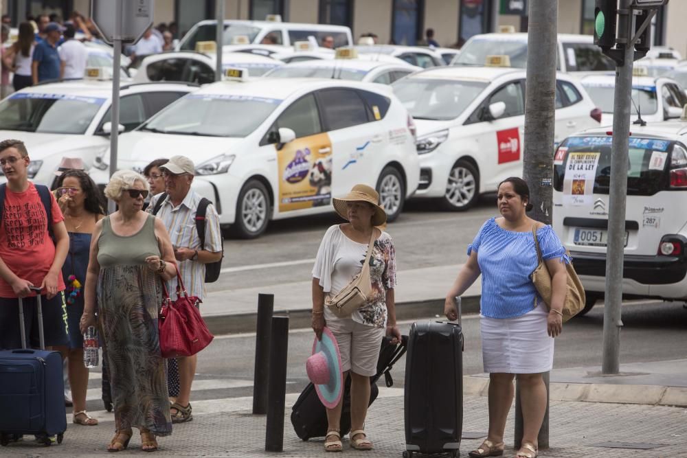 Los taxistas colapsan el centro de Alicante