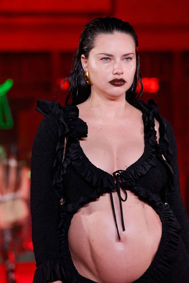 Adriana Lima luce su embarazo sobre la pasarela en el desfile de otoño-invierno 2022 de Alexander Wang