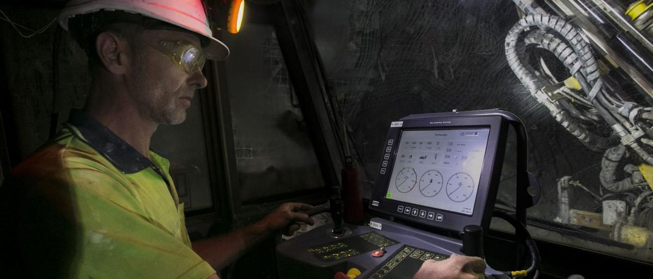 Un operario de Orovalle dirigiendo una máquina de perforación en la mina de El Valle-Boinás | Irma Collín