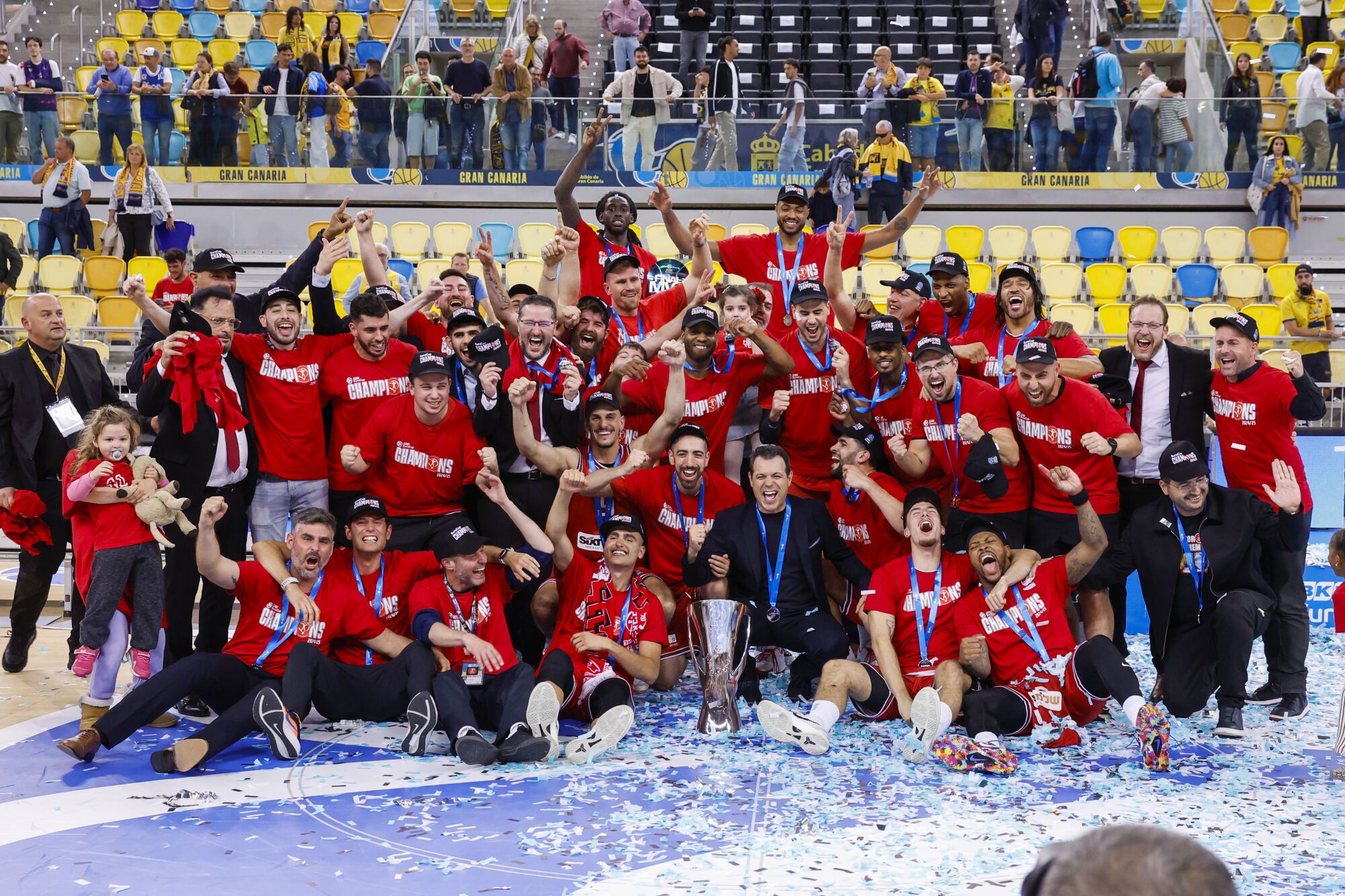 11/04/2025.- Los jugadores del Hapoel Tel Aviv celebran su victoria en la final de la Eurocopa a la finalización del Dreamland Gran Canaria que han disputado este viernes en Las Palmas. 