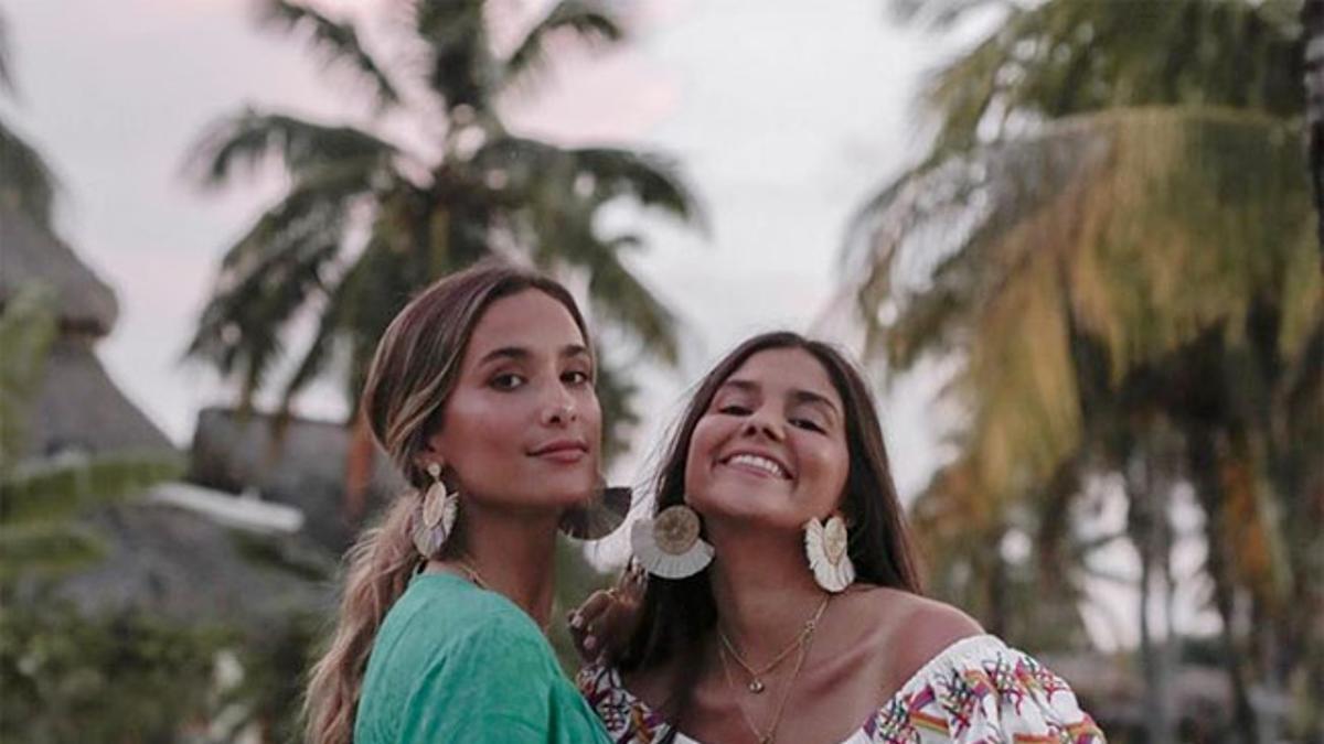 María Pombo y María García de Jaime con pendientes de rafia de Dosprimeras