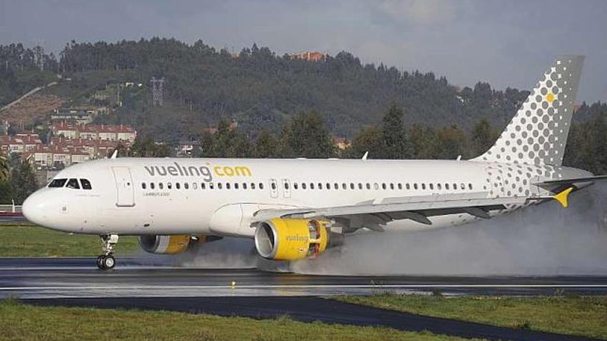 Un avión de Vueling, aterriza en el aeropuerto de Alvedro este invierno. / fran martínez