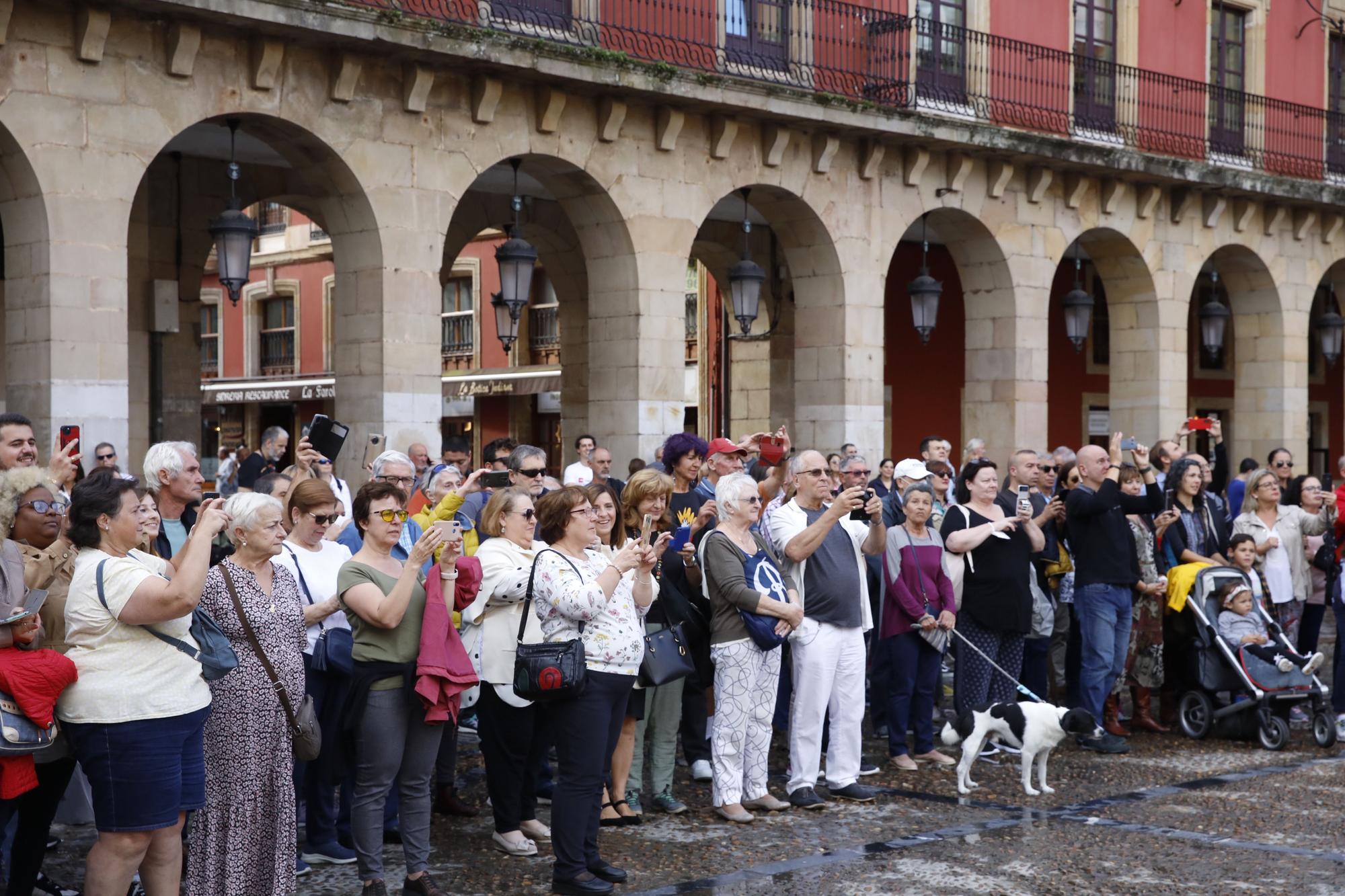 En imágenes: Gijón celebra el Día de León con bailes y el desfile de pendones