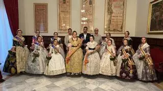 Sueca inicia la cuenta atrás hacia sus Fallas con la entrega de bandas y peinetas
