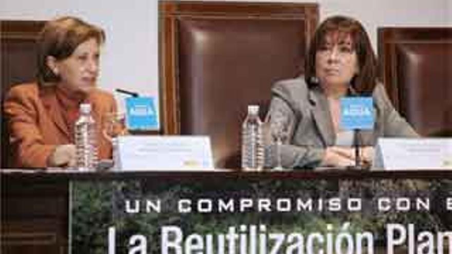 Narbona anuncia el convenio para llevar agua desalada de Almería a Cataluña