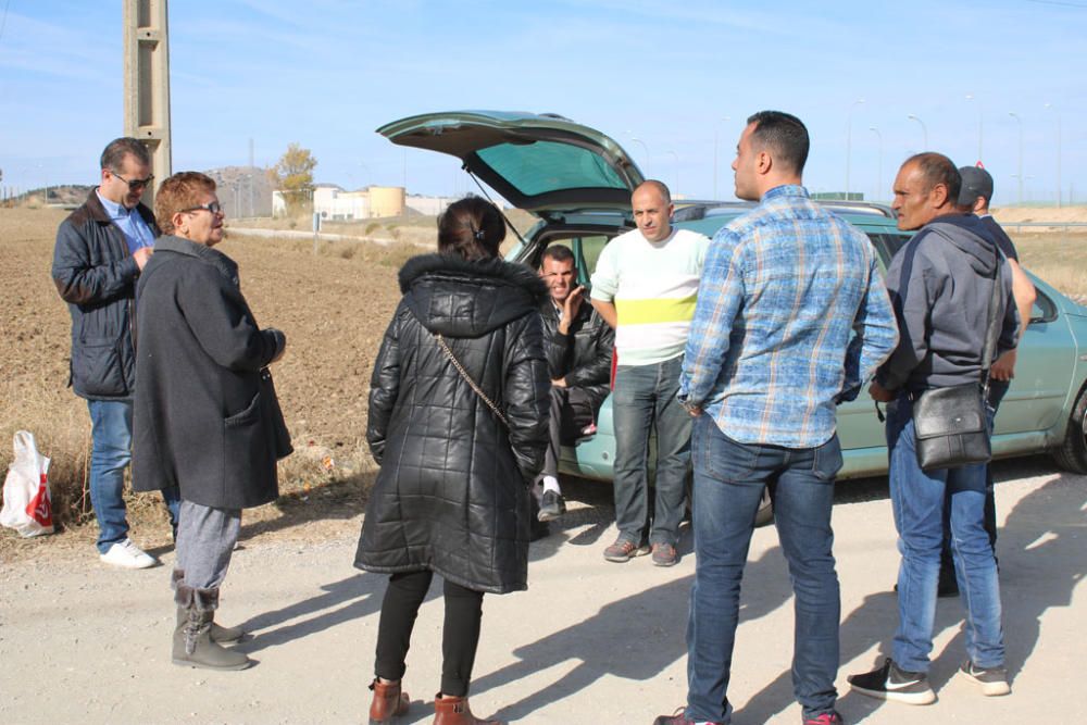 Los familiares de los inmigrantes irregulares internados en el Centro Penitenciario Málaga II, situado en Archidona, se agolpan cada día a las puertas de la prisión