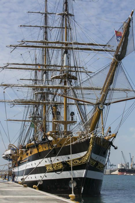 El Amerigo Vespucci atraca en Alicante