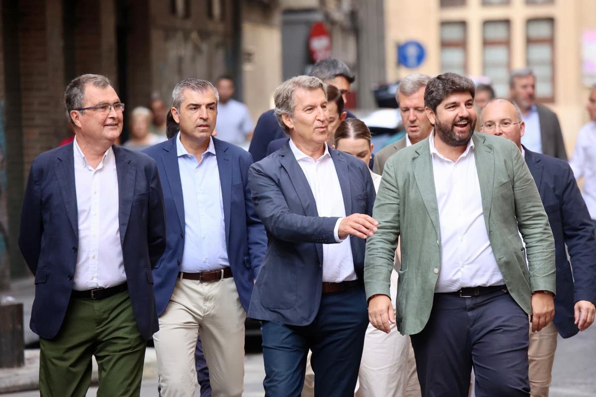 Alberto Núñez Feijóo y los presidentes autonómicos del PP, este domingo en Murcia