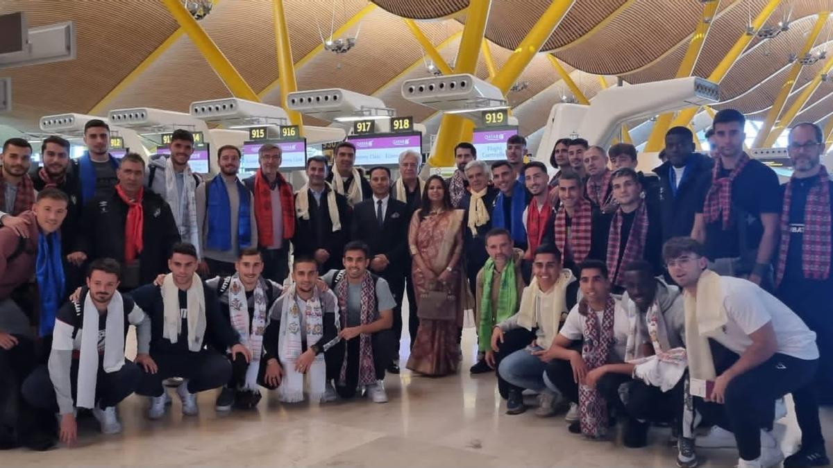 Foto de familia de la expedición del Cacereño en el aeropuerto de Madrid-Barajas antes de partir hacia Katmandú (Nepal).