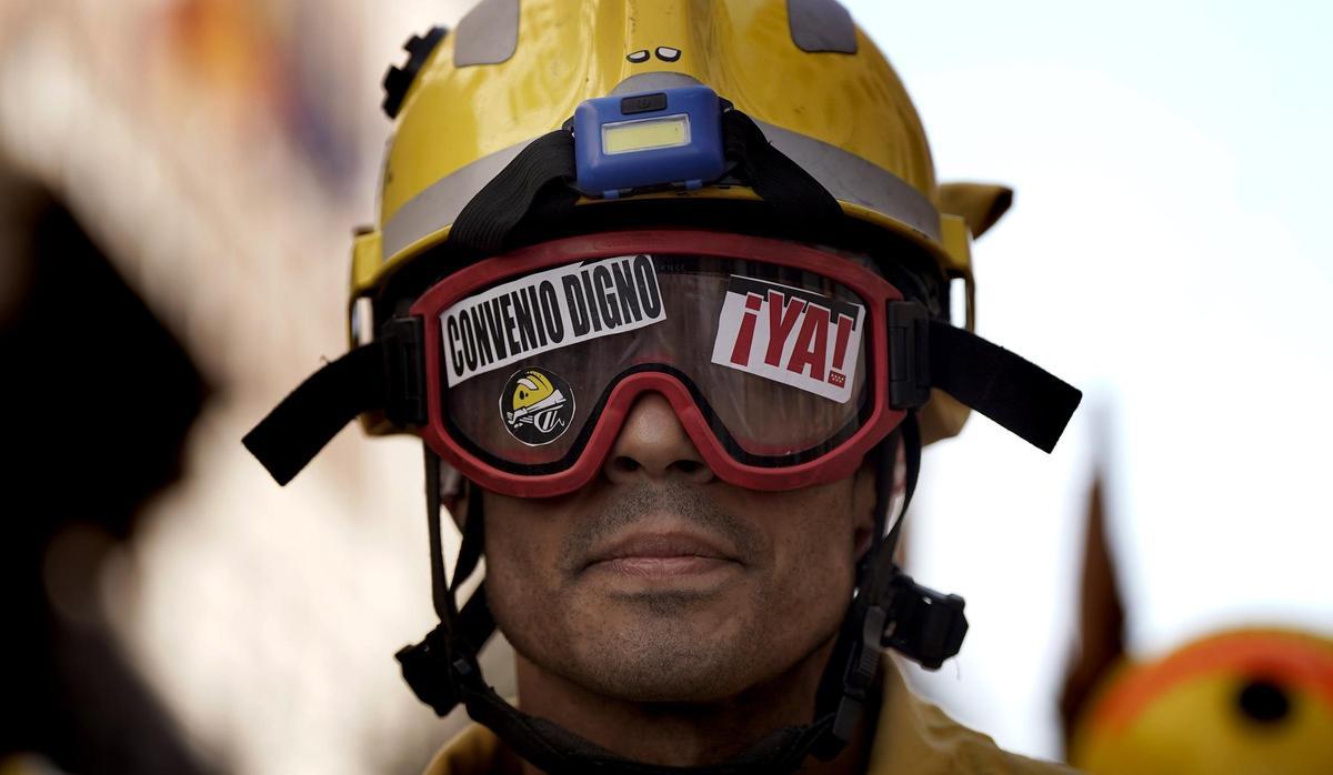 Concentración de bomberos forestales de la Comunidad de Madrid en el ministerio de Hacienda.