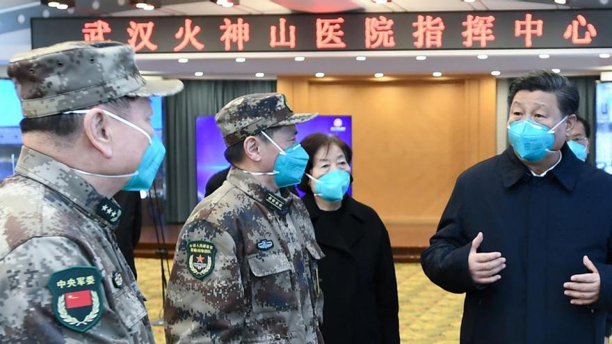 El presidente chino, Xi Jinping, en un  hospital de Wuhan.