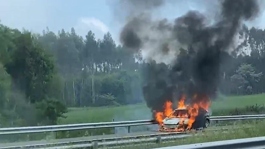 Arde un vehículo en la AP-9 a la altura de Abegondo