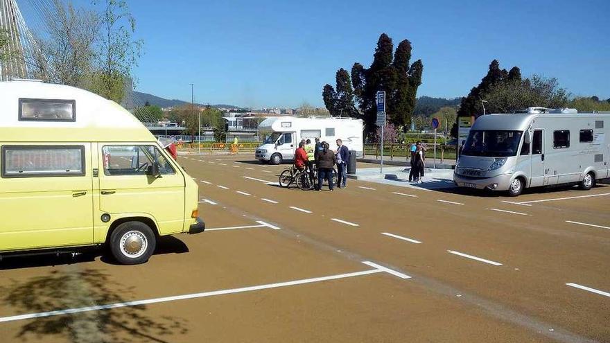 Varias autocaravanas aparcadas ayer en el nuevo recinto específico de Tafisa. // Rafa Vázquez