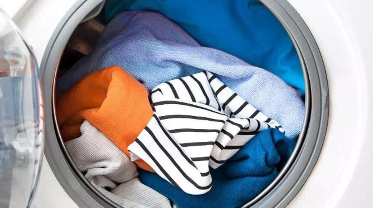 Lavar la ropa del derecho en la lavadora: expertos en limpieza aclaran cómo introducirla