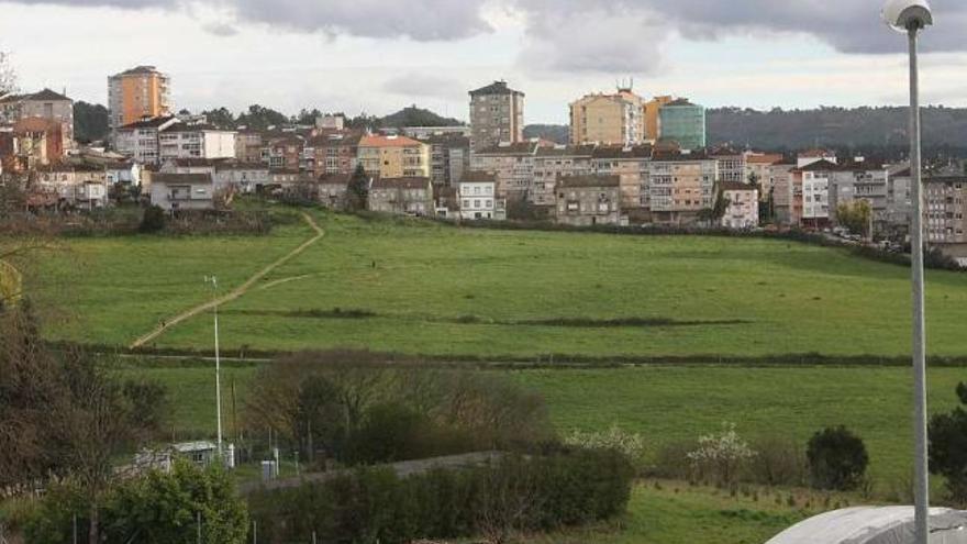 Los terrenos donde se proyectaron viviendas, dotaciones y un hipermercado siguen siendo prado. // I. Osorio