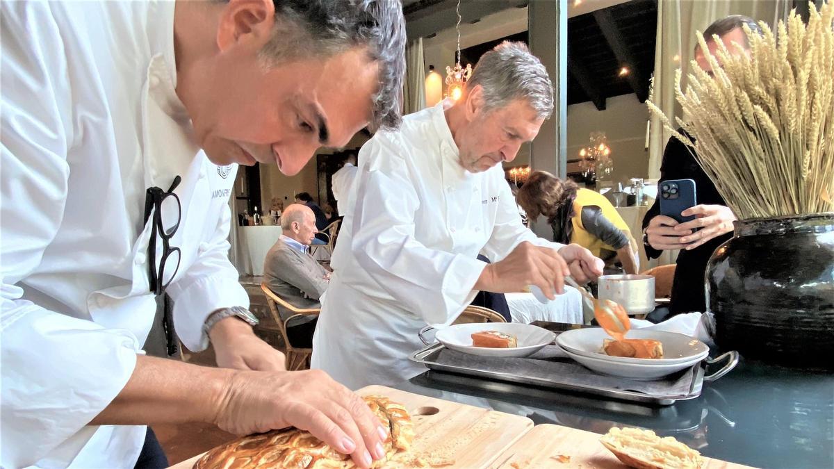 Josep Maria Freixa y su hijo Ramon, durante la comida que prepararon a cuatro manos en Mas de Torrent el 11 de noviembre.