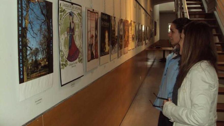 La Casa de Cultura canguesa expone las obras del Concurso de carteles de la fiesta de San Antonio