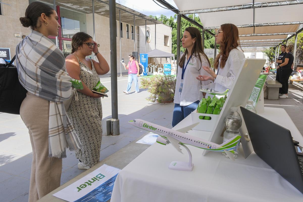 Alumnos pidiendo información en los puestos del Foro de Empleo de la ULPGC.