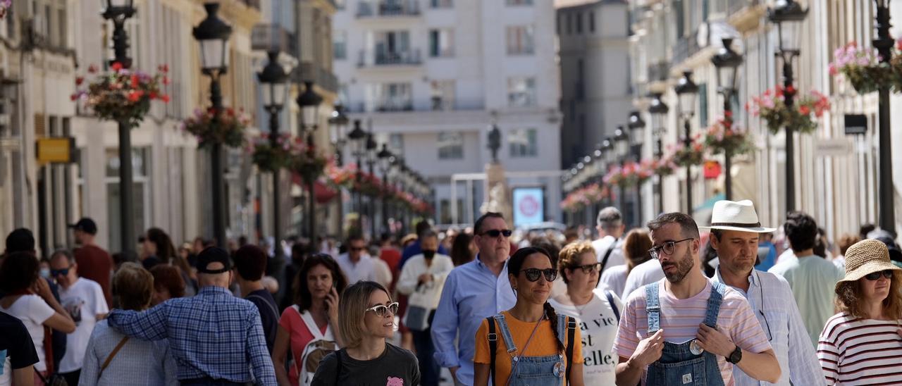 Turistas y malagueños pasean por la calle Larios.