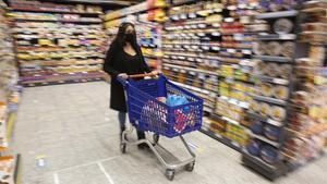 Una espectadora sigue las instrucciones de la ’Audioguia per a supermercats en temps de pandèmia’ en un súper del Eixample. 