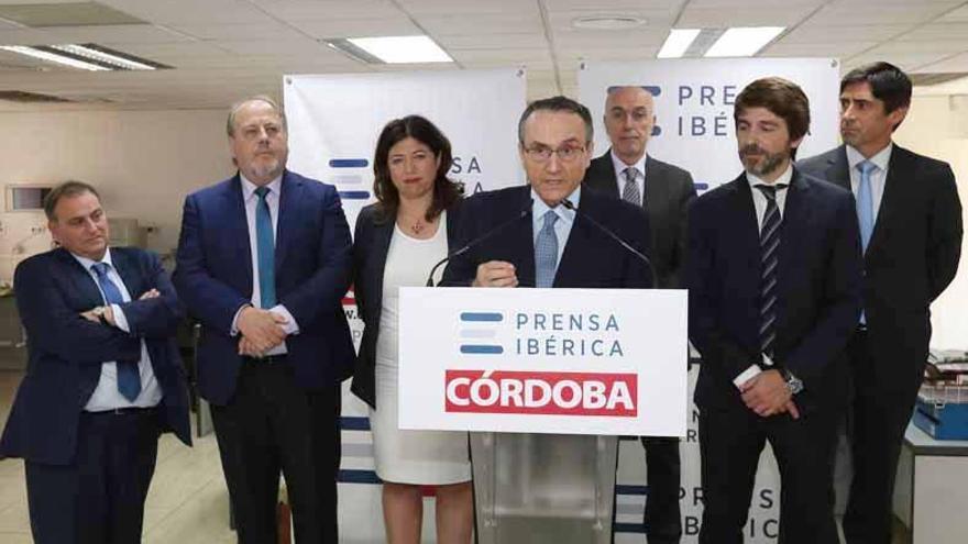 a los profesionales de &quot;Diario Córdoba&quot;, acompañado de un grupo de altos directivos de la compañía.