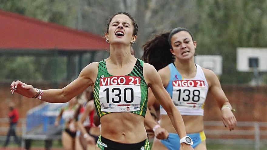 Laura Santos se impone en el 800 femenino. |  // PABLO HERNÁNDEZ