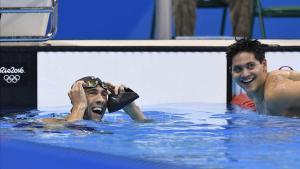 Schooling y Phelps, sonrientes en la piscina, tras la final del 100 mariposa