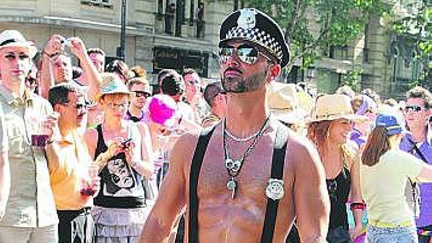 Uno de los asistentes a la manifestación del Orgullo Gay en Madrid.