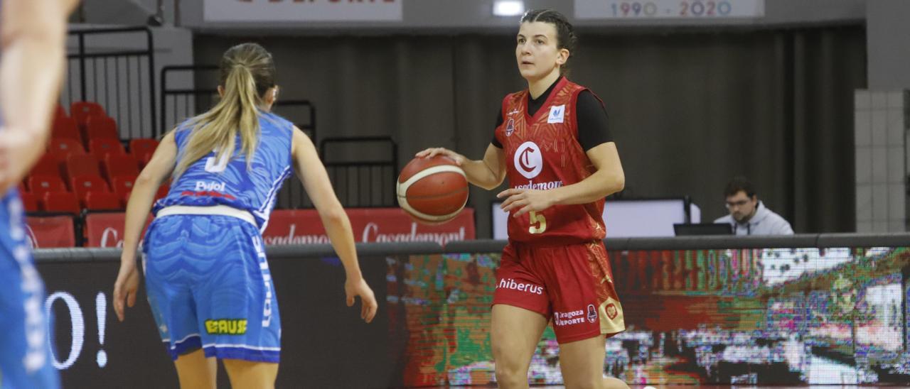 Carmen Grande botando el balón en el choque liguero ante el Cadí La Seu