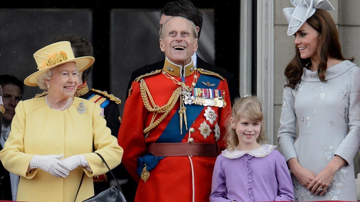 La reina Isabel II, Felipe de Edimburgo y la duquesa de Cambridge, Kate Middleton, en el balcón de Buckingham Palace, en junio del 2012.