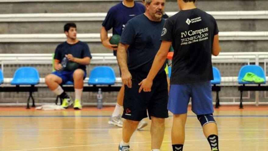 Javier Barrios da instrucciones a un jugador durante un entrenamiento. // Rafa Vázquez