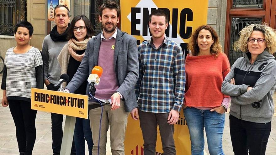 El cap del grup republicà, Enric Conill, amb membres de la candidatura  | ERC
