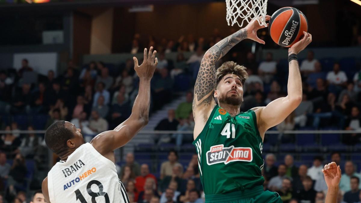 Juancho Hernangómez, en la lucha por un rebote con Serge Ibaka