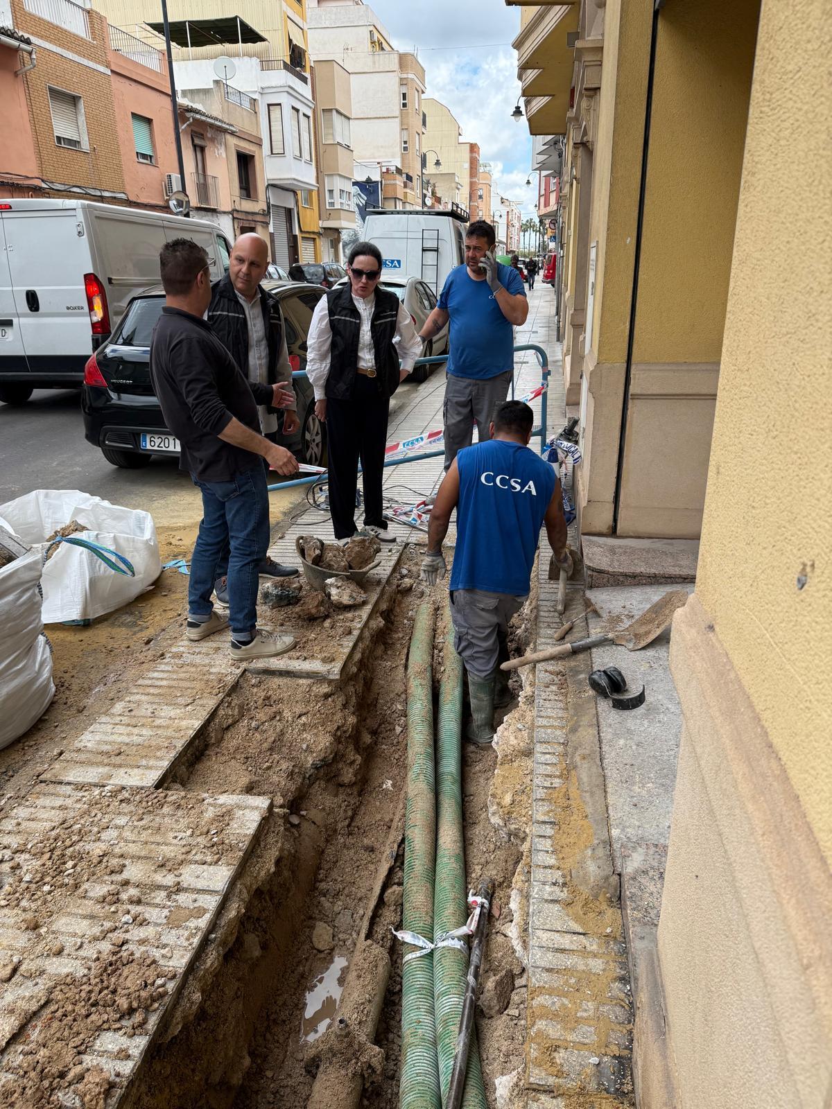 De la Concepción y técnicos municipales, esta martes, al revisar los trabajos.