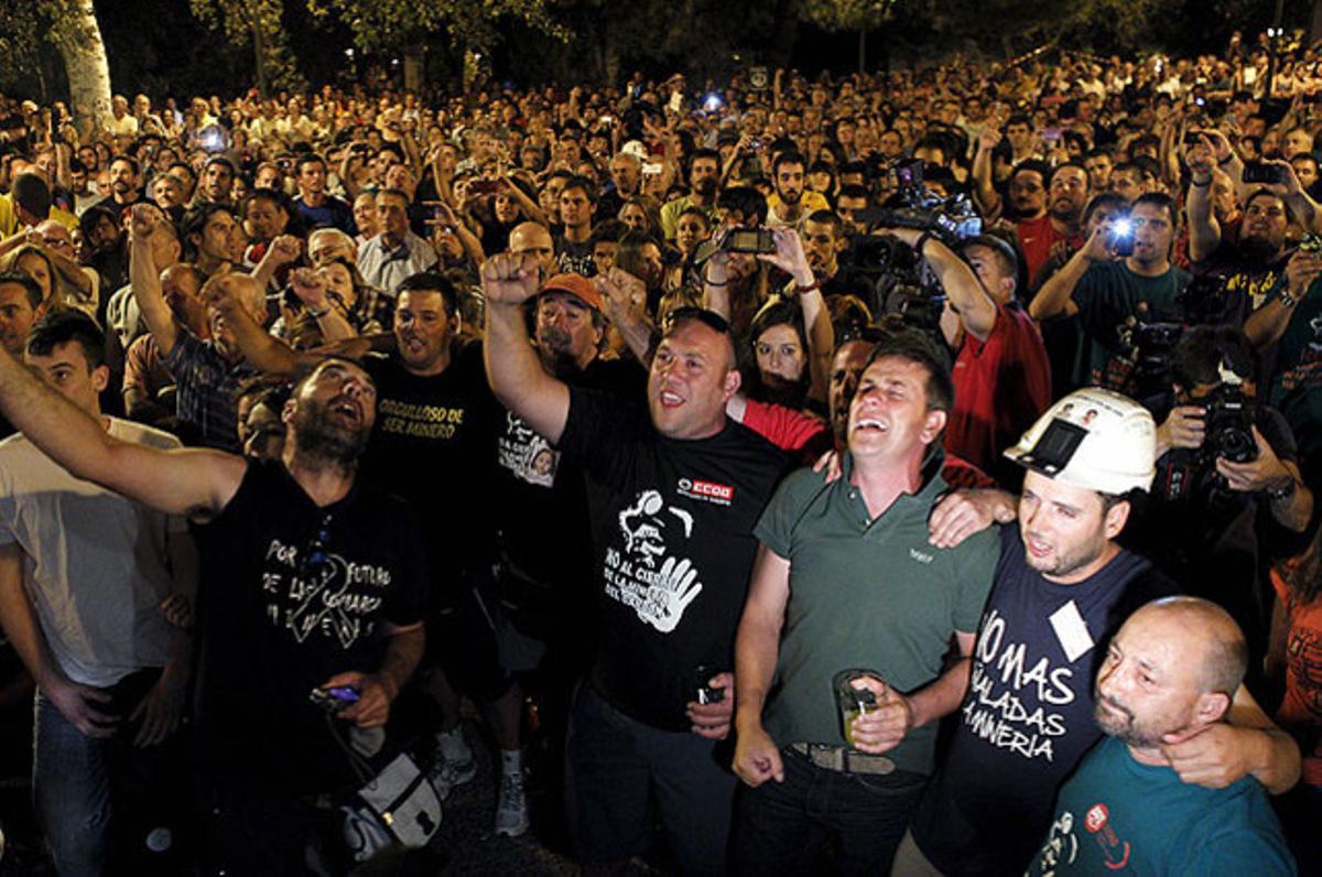 Miners i artistes durant l’acte celebrat a Aravaca (Madrid), en què membres del món de la cultura han mostrat el seu suport als miners de la ’marxa negra’.