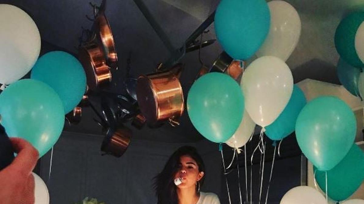 Selena Gomez celebra su cumpleaños con un inesperado look y un regalo solidario