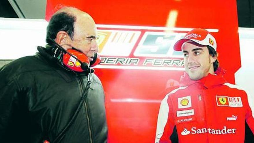 Fernando Alonso charla con Emilio Botín, presidente del Banco Santander, ayer en Jerez.