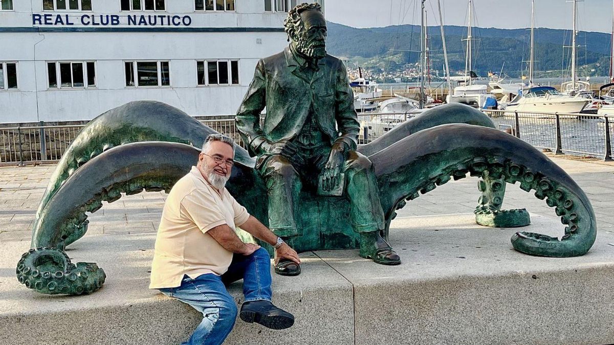 Javier Santamarta, junto a la estatua de Julio Verne en el puerto de Vigo.