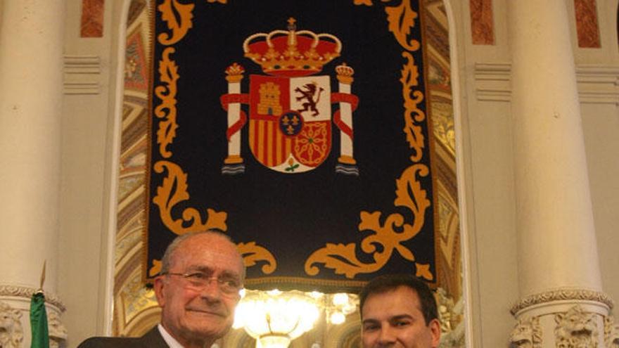 El alcalde, Francisco de la Torre, y el director general del Málaga, Vicente Casado.