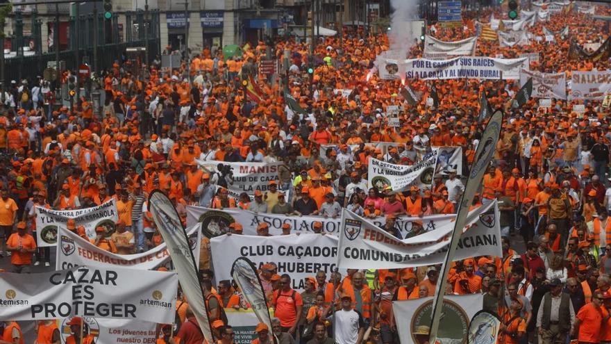 Los cazadores toman Valencia: &quot;Si dejamos de cazar jabalíes, los agricultores no podrían ni cultivar&quot;