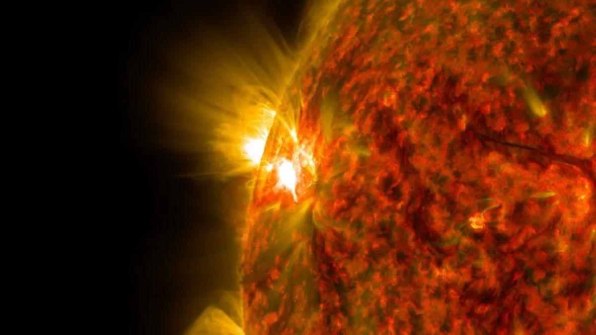 Una llamarada solar capturada por el Observatorio de Dinámica Solar de la NASA en luz ultravioleta extrema.
