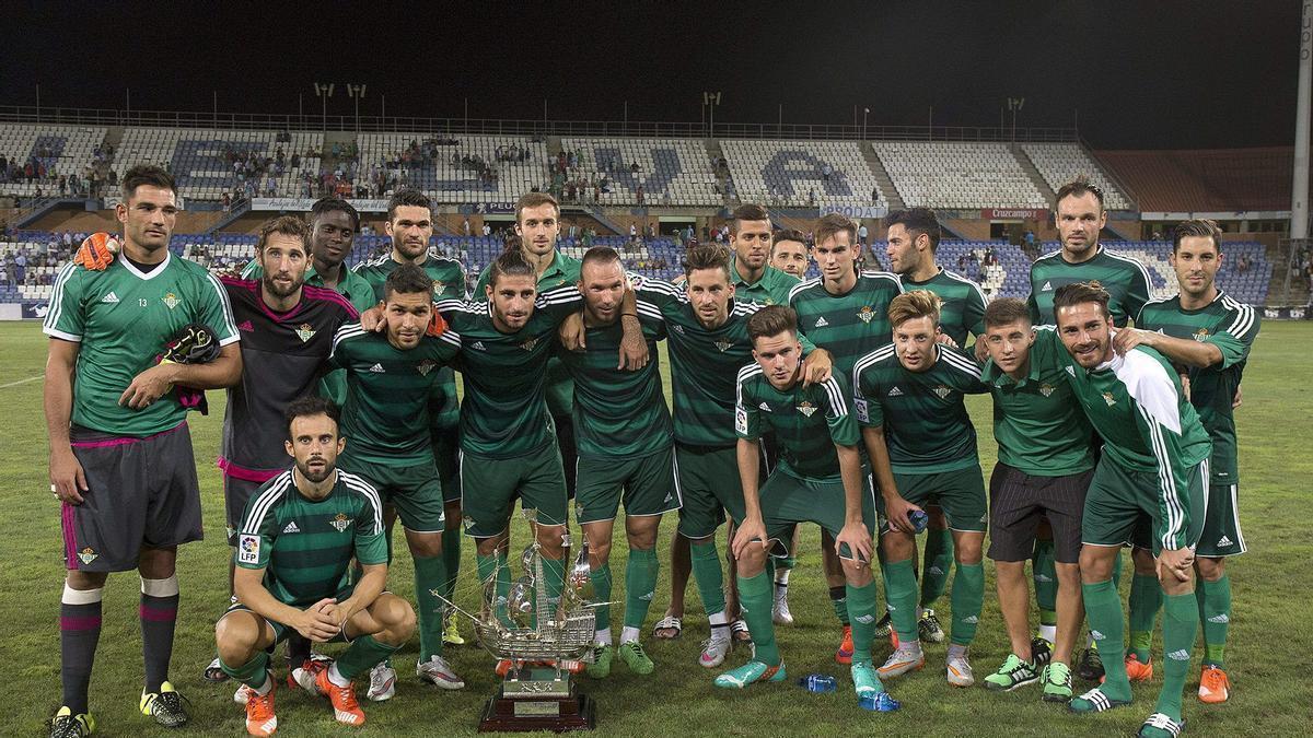 GRA353. HUELVA, 07/08/2015. HUELVA, 07/08/2015.- Los jugadores del Betis posan con la "Caravela" a la finalización del encuentro que han disputado esta noche frente al Recreativo de Huelva en el estadio Nuevo Colombino, tras vencer por 1-2 con dos goles de Jorge Molina