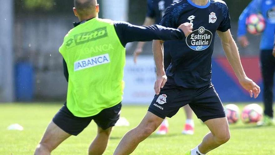 Pedro Mosquera, ayer durante el entrenamiento en la ciudad deportiva de Abegondo.